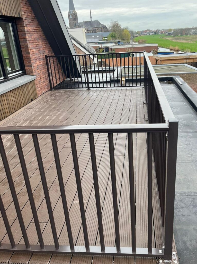 Dakterras aanleggen door Ct hekwerk