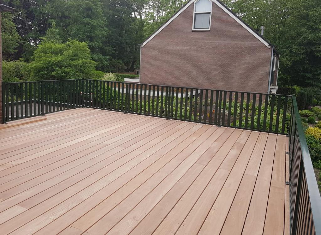 Dakterras aanleggen met hardhouten vloer