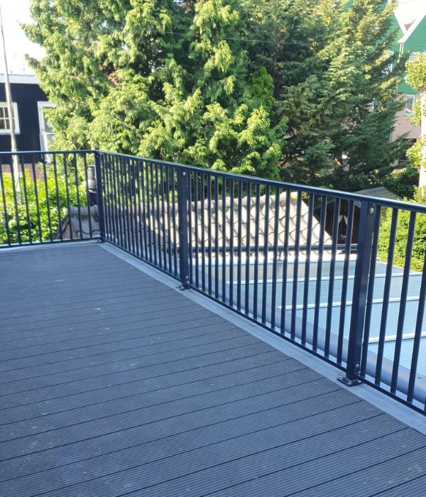 Spijlhekken rond maakwerk van CT Hekwerk