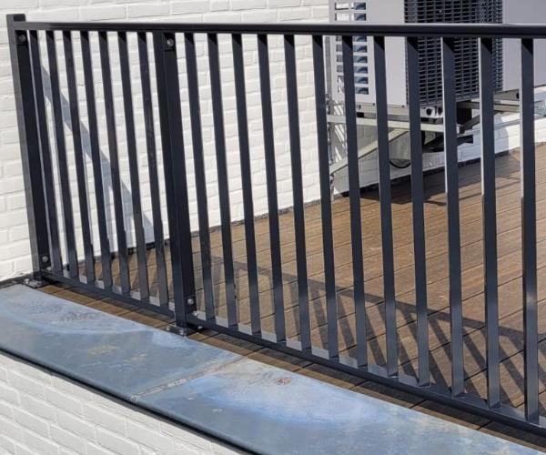Balustrade met vierkante spijl van CT Hekwerk