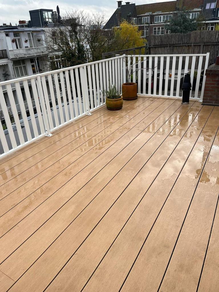 Lamelhekwerk met terras vlonders van CT Hekwerk