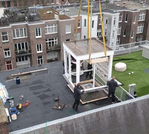 Dakhuis plaatsen op een dakterras